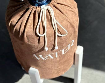 Bruin bedrukte stoffen bidonhoes. Flesdeksel met boventuit van 5 gal. Dispenserdeksel van 5 gallon. Gevalfles. Hoes waterkan. Koelere hoes.