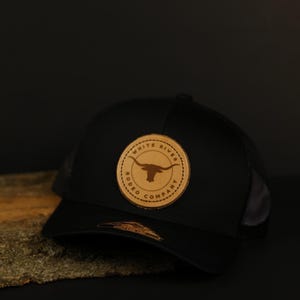 Cappellino da camionista con logo personalizzato e toppa in pelle.