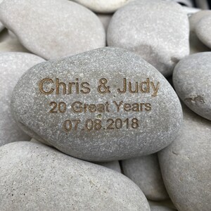 Personalisierte Meeressteingravur: Ein zeitloses Schmuckstück für besondere Momente, zum Jubiläum.