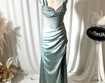 Dusty Sage Satin Korsett Formelles Hochzeitsgast Kleid: Brautjungfer Kleid Breiter Riemen Perlen Büste Hoch geschlitzte Meerjungfrau Abendkleid