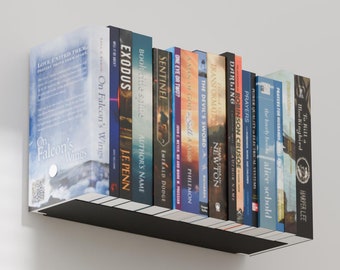 Op de afbeelding: Een zwarte zwevende plank met een verscheidenheid aan boeken erop. De boeken hebben titels zoals "Exodus", "The Author's Name", "One Eve or Two?", "The Devil's Sword", "Darling" en "Robinson Crusoe".