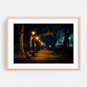 Impresión de Savannah, arte mural de Georgia, arte enmarcado de vida nocturna, decoración del hogar con fotografía callejera, póster de otoño, bellas artes escénicas, arquitectura