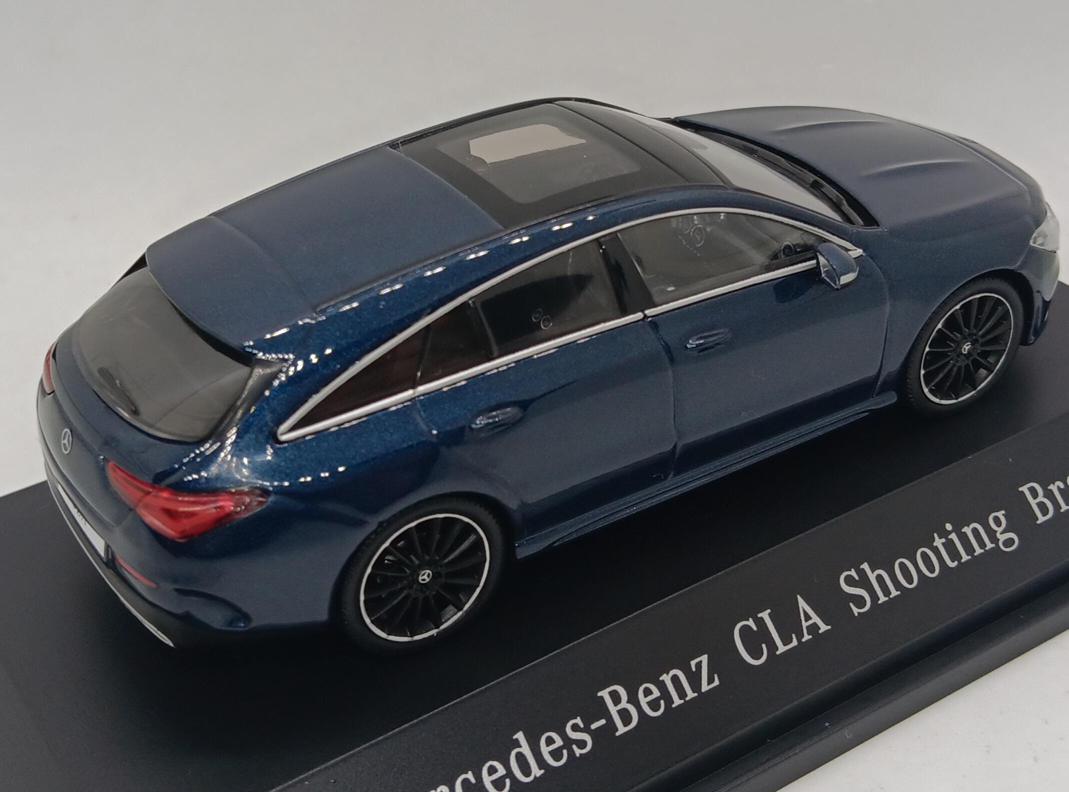 Mercedes CLA Shooting Brake ( Denim Blue ) Modelcar by Spark