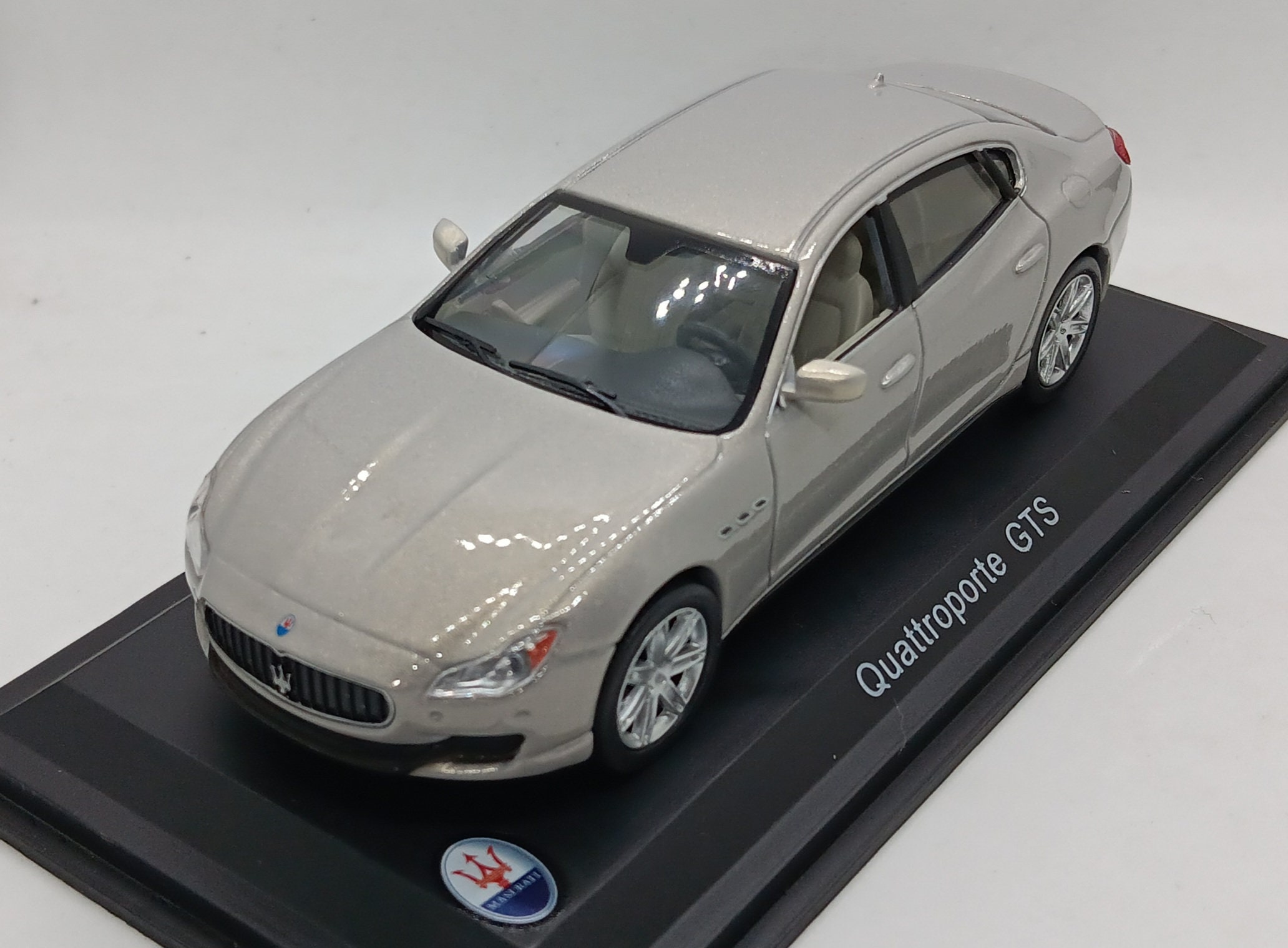 マセラティノベルティボックスメタルカーギブリ