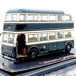 Peut inclure: Modèle réduit d'un bus à impériale vintage, de couleur bleu foncé et crème. Le bus porte l'inscription "TONG" et le numéro "393". Il s'agit d'une édition limitée, avec de nombreuses fenêtres.
