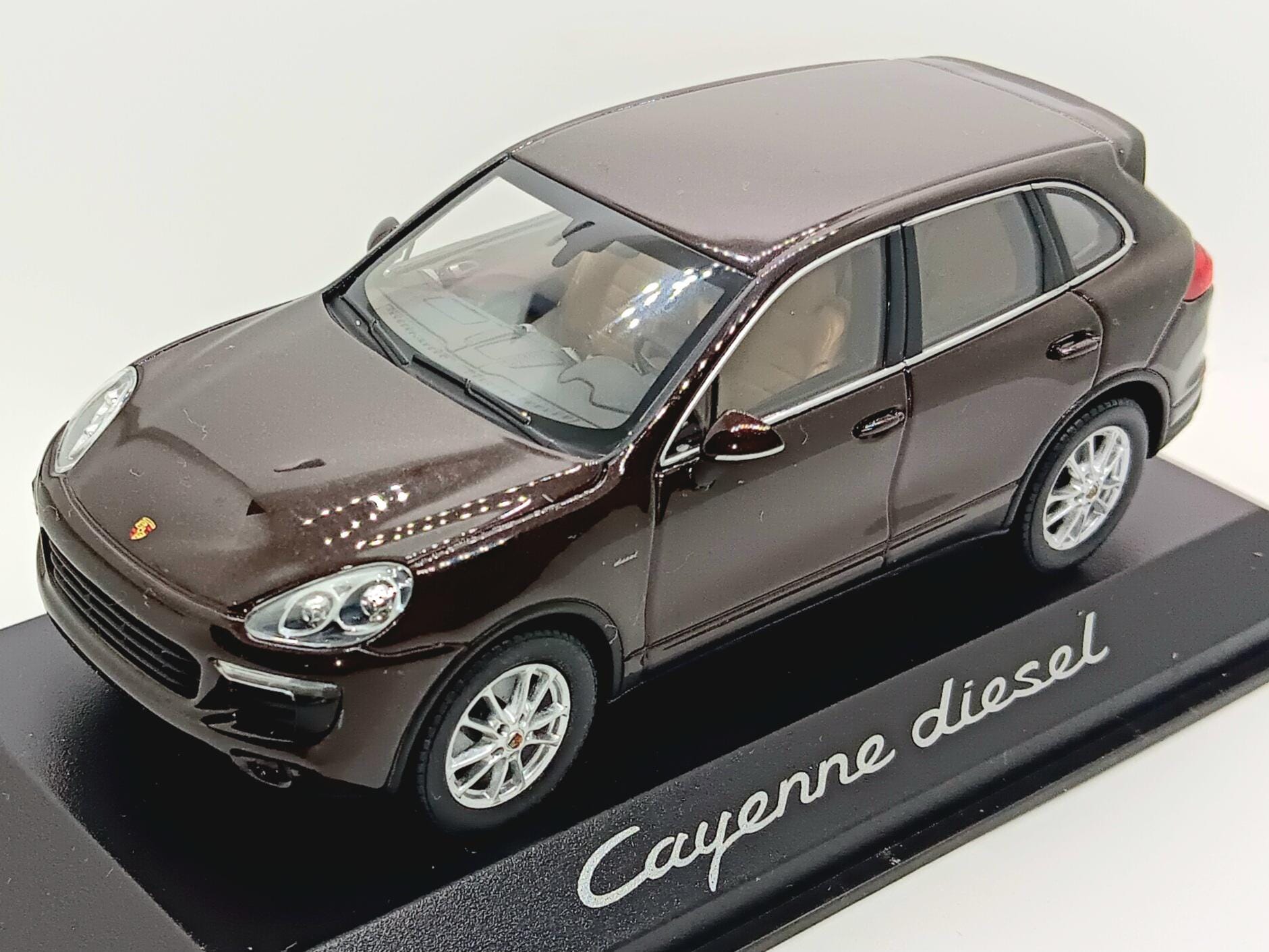 Porsche Cayenne diesel - Mahogany metallic ( 2015 ) modelcar by Minichamps, scale 1/43
