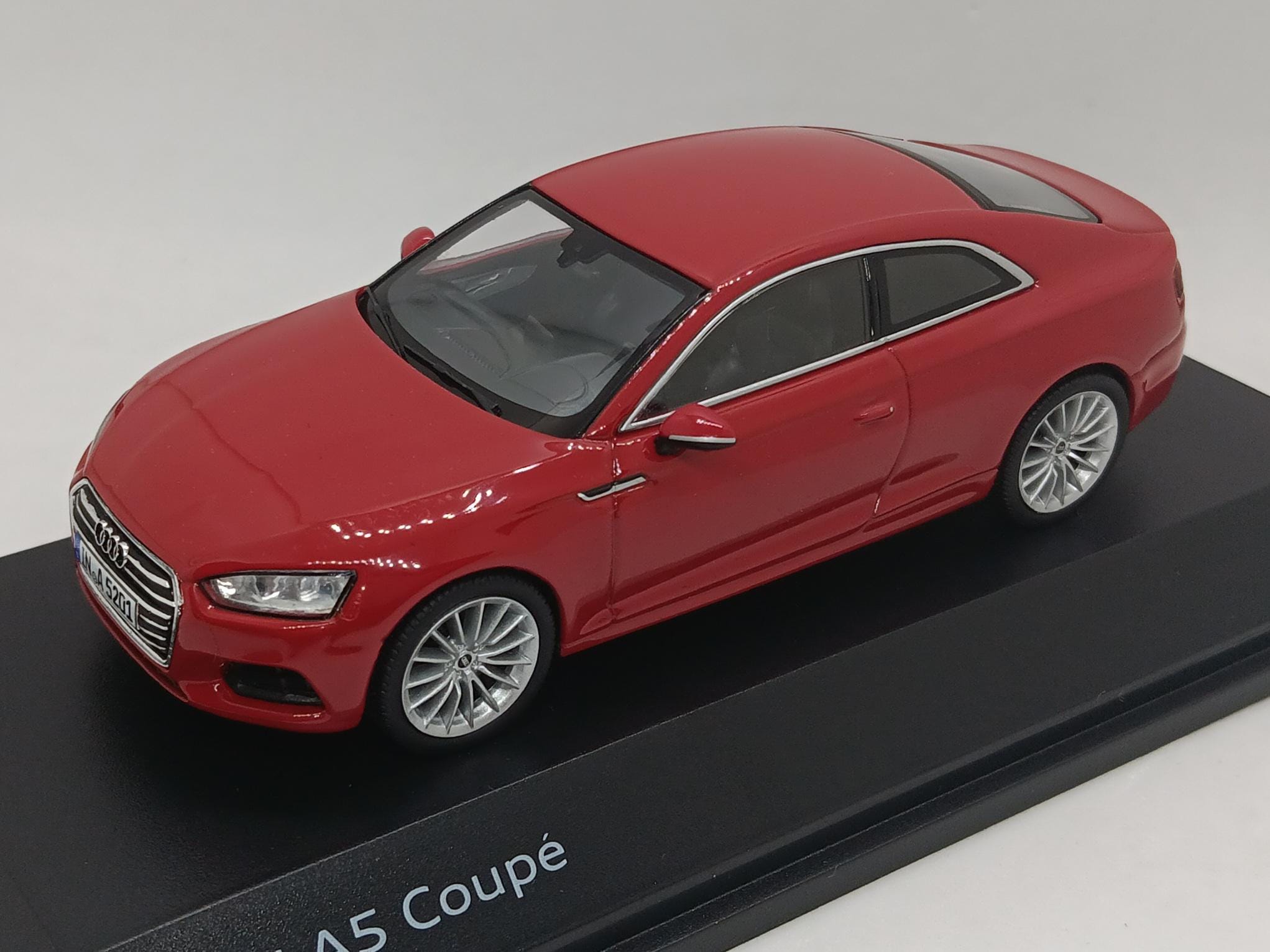 Modellino Auto Spark 1:43 Audi A5 Coup&eacute; Tango Rosso 2017, Versione Concessionaria In Resina