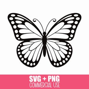 Puede incluir: Ilustración de mariposa en blanco y negro con patrones detallados en las alas. El texto "SVG + PNG COMMERCIAL USE" aparece en una pancarta rosa en la parte inferior, ideal para proyectos digitales.