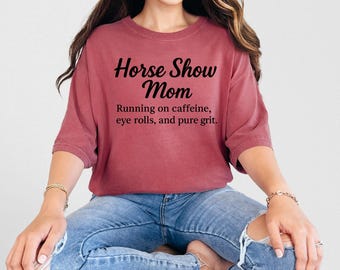 Chemise de maman de concours équestre, t-shirt équestre de couleurs confortables, cadeau impertinent de maman de cheval, t-shirt de maman de grange, chemise d'humour de jour de concours équestre