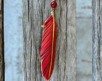 Colar com pingente de pena em couro vermelho e dourado - 7,6 cm (3 polegadas) - estilo pássaro fantasia
