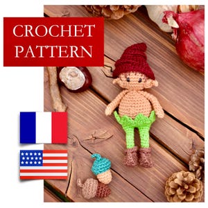Peut inclure: Patron de crochet pour un gnome avec un chapeau rouge, un pantalon vert et des bottes brunes. Le gnome est assis sur une surface en bois avec des glands et des pommes de pin.