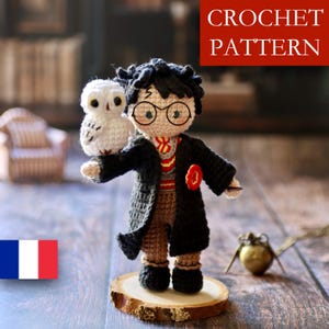 Può includere: Bambola all'uncinetto di un personaggio con capelli neri e occhiali, con una veste nera e un gufo bianco. La bambola è su una base di legno. Il testo "CROCHET PATTERN" è visibile nell'immagine.