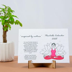 Tema YOGA 2025 Calendario da tavolo in carta ecologica con semi piantabili fatti a mano con supporto/ VEGANO/ Semi di verdure ed erbe aromaticheI Regalo di Natale