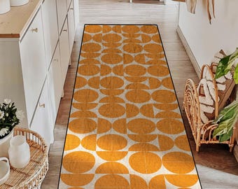 Alfombra moderna con estampado geométrico de chevrones en naranja y gris. Diseño antideslizante, ideal para pasillos y entradas.