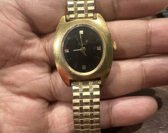 Working Vintage 1970s TIMEX Womens 30mm Black Face Oval Mechanical Watch Gold