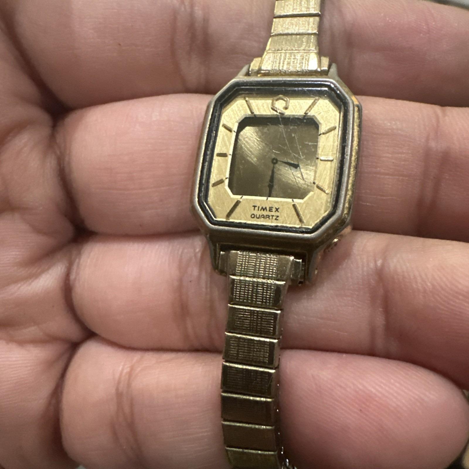 Vintage Timex Quartz LCD Watch Gold Tone Stretch Band 23mm New Battery Working Vintage Timex Indiglo WR30M Gold-Tone Watch CR1216 Quartz  main image 3
