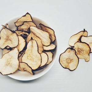 Fette di pere essiccate gourmet / Guarnizioni ideali per cocktail artigianali / Snack di frutta disidratata / Snack salutari / Frutta secca / Decorazioni di frutta secca