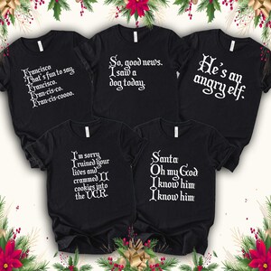 Peut inclure: Cinq t-shirts noirs avec du texte blanc. Les chemises pr&eacute;sentent diverses phrases sur le th&egrave;me des f&ecirc;tes, dont "Francisco That's fun to say", "So, good news. I saw a dog today" et "He's an angry elf."