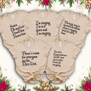 Peut inclure: Cinq t-shirts beiges avec du texte noir. Les chemises comportent diverses phrases sur le th&egrave;me de No&euml;l : "Santa Oh my God I know him I know him", "I'm singing I'm in a store and I'm singing", "La meilleure fa&ccedil;on de r&eacute;pandre la joie de No&euml;l est de chanter fort."