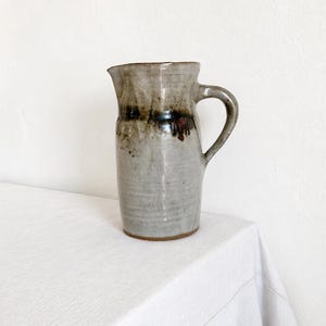 Stor vintage stengodskanna signerad Chantal och Thierry Robert, fransk handgjord keramik, rustik karaff, keramiksamling