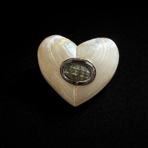 Caja pequeña vintage de nácar, perla rara, concha marina francesa hecha a mano, joyero en forma de corazón, tabaquera antigua, accesorio femenino