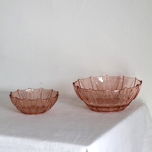 Par små stapelbara franska salladsskålar, elegant rosa glas, bordsdekoration, vintage Rosalaine-stil, förrätt eller servering