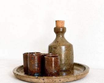 Juego de cerámica vintage hecho a mano, 6 copas de licor, botella y plato a juego, cerámica rústica, vajilla, decoración wabi-sabi.