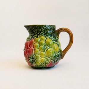 Vintage Steingutkrug, Salins-les-Bains, französische Majolika, farbenfrohe Keramik, naive Kunst, elegante handgefertigte Karaffe, Geschirr