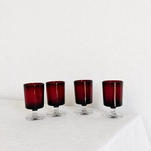 Set di 4 bicchieri da digestivo vintage Luminarc, realizzati a mano in Francia, colore rubino, con stelo, ideali per liquori, un regalo elegante.