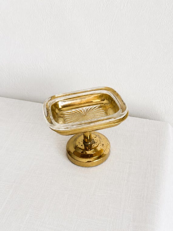 Porte-savon vintage en métal doré, fond en verre, style Hollywood Regency, accessoire salle de bain, fabrication française, décor rétro chic
