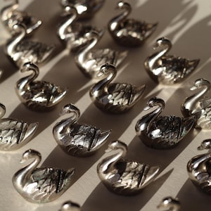 Op de afbeelding: Een rustiek houten bord met de tekst "Welcome to our home" in witte letters. Het bord heeft een verweerde afwerking en een eenvoudig, uitnodigend ontwerp, ideaal voor entree decoratie.