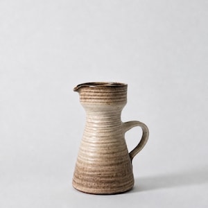 Kleine, dekorative Vintage-Kanne aus Steinzeugkeramik, Vintage-Keramik, französische Handwerkskunst, puristischer und minimalistischer Stil, Wohnzimmerdekoration, Vase
