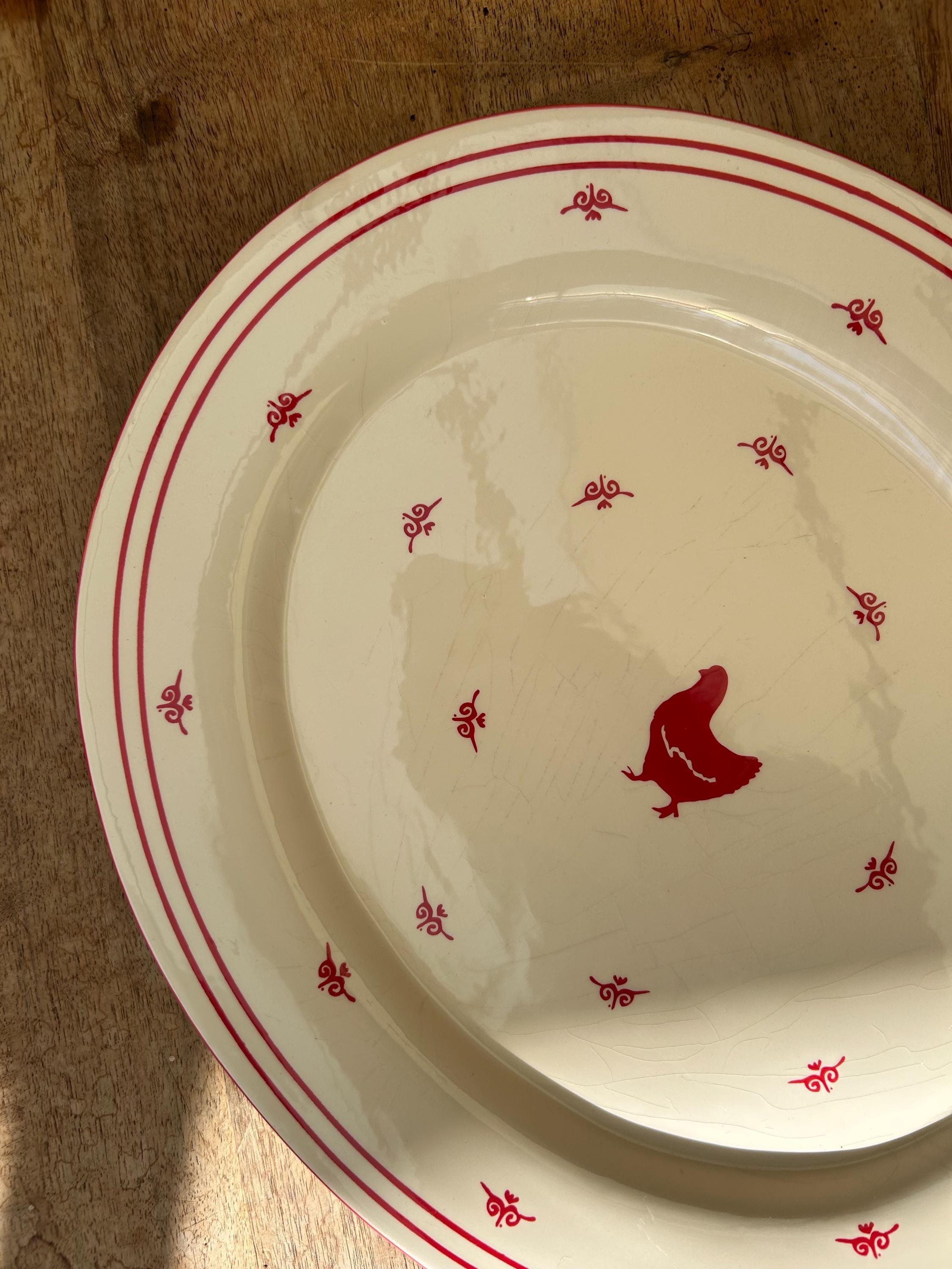 Ancien Plat Ovale En Faïence - Fond Beige Avec Décor De Roses Rouges - Période 1920-1949 - Bon état D'usage