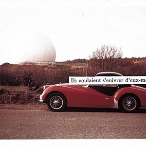 Könnte beinhalten: Ein roter Oldtimer-Cabriolet am Straßenrand. Das Auto hat ein schwarzes Dach und silberne Räder. Der französische Text lautet "Ils voulaient s'enivrer d'eux-mêmes". Im Hintergrund befindet sich eine große weiße Kuppel.
