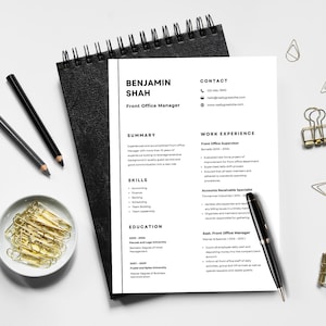 Könnte beinhalten: Rustikales Holzschild mit dem Text "Welcome to our home" in weißer Schrift. Das Schild hat eine Used-Optik und ein schlichtes, einladendes Design, ideal für eine Veranda oder einen Eingangsbereich.