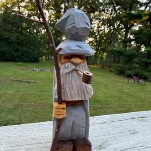 Magicien sculpté à la main : Sculpture de magicien inspirée du Seigneur des Anneaux, tenant une pipe et un bâton. Terre du Milieu, Gandalf. Peinte à la main.