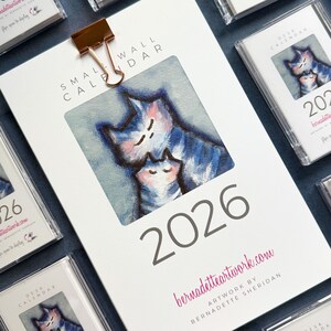 Calendario de pared pequeño 2026 con arte caprichoso, calendario de pared, mini calendario 2026, divertido calendario 2026, regalo considerado 2026