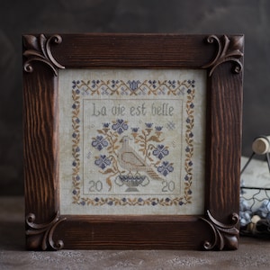 La Vie Est Belle (La vida es bella) – Patrón de punto de cruz primitivo en PDF de Stitches through the years