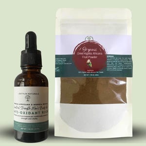 以下が含まれることがあります： ドロッパー付きの茶色のガラス瓶と粉末の袋。ボトルには「JOSTYLIN NATURALS」と黒い文字で書かれた白いラベルが付いています。袋には「Organic Dried Kigelia Africana Fruit Powder」とラベルが貼られています。粉末の正味重量は50gです。