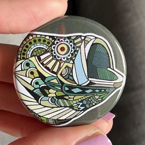 Robalo de boca grande em água verde oliva turva Pin de pesca Pinback Botão ou ímã