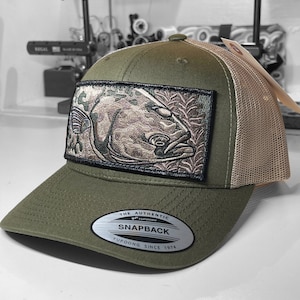 Broderad hälleflundra-lapp med mossa och brun truckerkeps i mesh