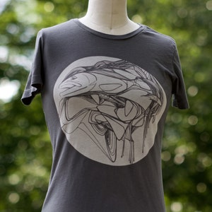 Forelle in the Riffles Discharge Ink Printed Fliegenfischen T-Shirt von Andrea Larko