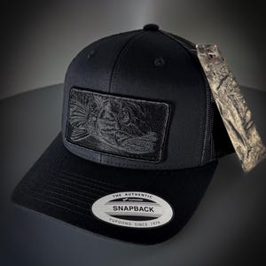Gorra de camionero bordada, numerada y firmada de edición limitada con parche de lubina de boca chica BLACKOUT