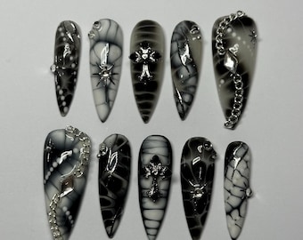 Handgemaakte zwart wit zilver 3D-ketting bedels kruis monochroom gotisch pers op de nagels