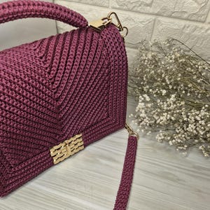 Burgunderrote gehäkelte Schultertasche - Handgemachte strukturierte Tasche mit Goldkette | Trendige weinrote Handtasche mit Satinfutter - Geschenk für Sie
