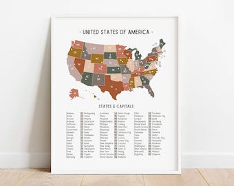 Puede incluir: Un mapa imprimible de los Estados Unidos con cada estado coloreado en un tono diferente de marrón, naranja o gris. El mapa incluye las abreviaturas de los estados y las capitales. El texto "UNITED STATES OF AMERICA" está en la parte superior del mapa, y el texto "STATES & CAPITALS" está debajo del mapa. Una lista de los 50 estados y sus capitales está debajo del texto.