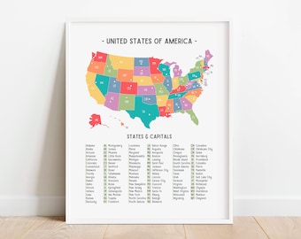 Puede incluir: Un mapa colorido de los Estados Unidos de América con cada estado delineado en un color diferente. El mapa incluye las abreviaturas de los estados y las capitales. El texto "UNITED STATES OF AMERICA" está en la parte superior del mapa y "STATES & CAPITALS" está debajo del mapa.