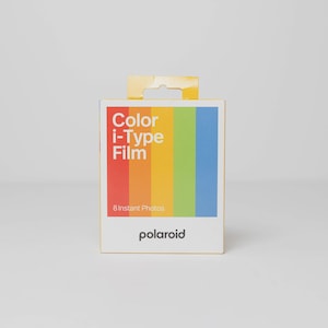 Może przedstawiać: Białe i żółte pudełko filmu Polaroid Color i-Type. Przód pudełka zdobi tęczowy wzór z czerwonymi, pomarańczowymi, żółtymi, zielonymi i niebieskimi pionowymi paskami. Pudełko zawiera 8 zdjęć natychmiastowych i ma logo Polaroid.