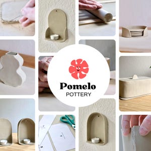 Może przedstawiać: Kolaż ręcznie robionych przedmiot&oacute;w ceramicznych, w tym ściennego świecznika, wazonu i prostokątnego pudełka z pokrywką. Przedmioty są w neutralnych odcieniach. Logo Pomelo Pottery znajduje się pośrodku.