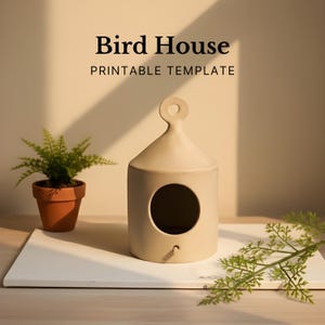 Può includere: Una casetta per uccelli in ceramica beige con un foro di ingresso circolare e un piccolo trespolo. La casetta per uccelli ha una parte superiore arrotondata con un anello per appenderla. Il testo "Bird House PRINTABLE TEMPLATE" è visualizzato sopra la casetta per uccelli.